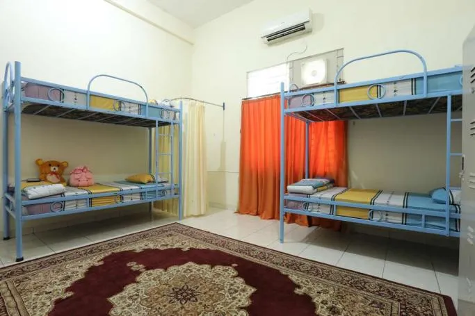 Kamar asrama dengan ranjang susun