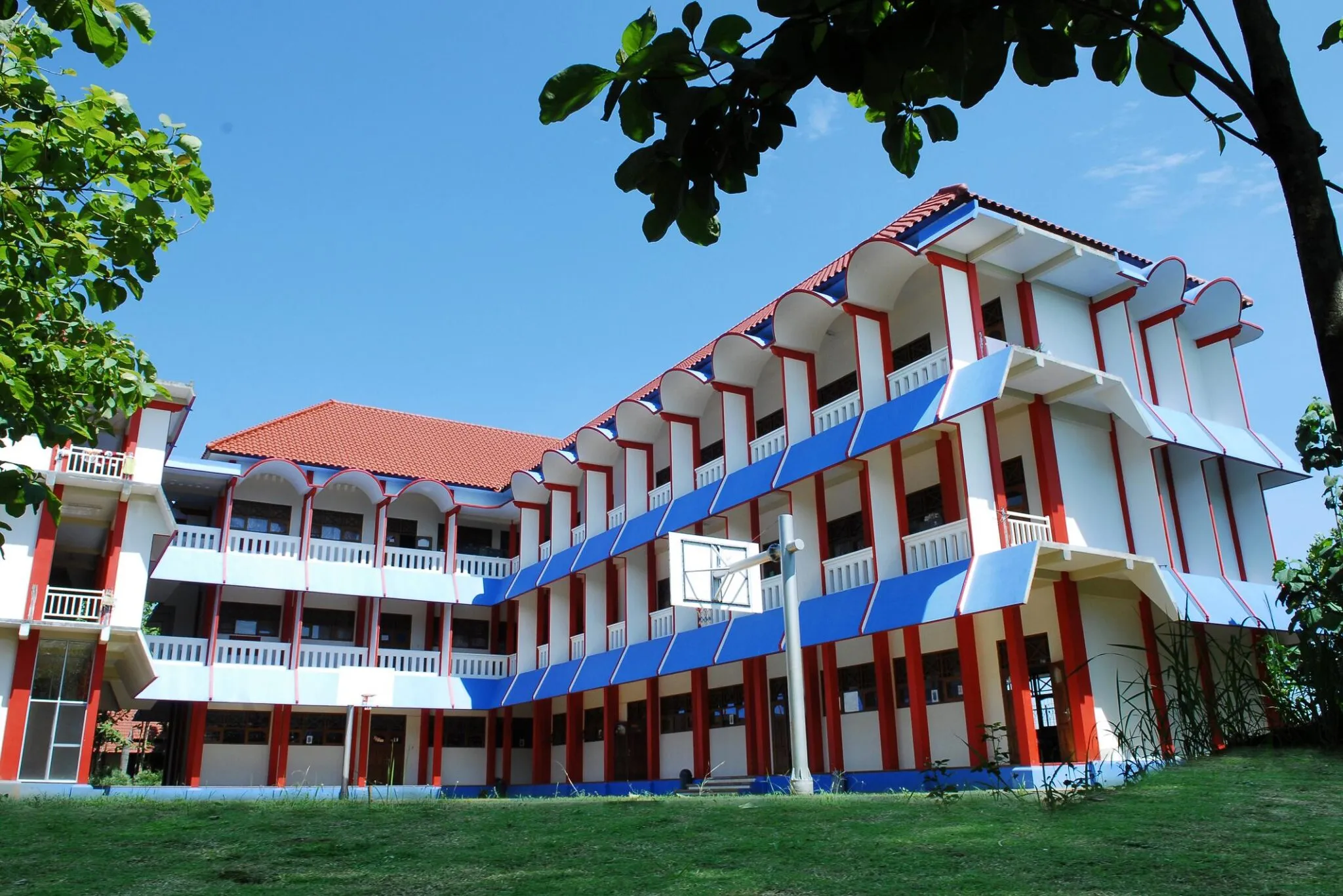 Gedung sekolah SMP-SMA Semesta di Kampus 1 Gunungpati