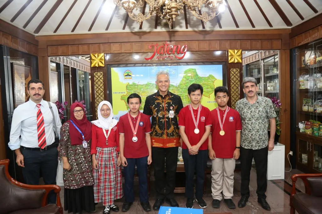 Siswa Semesta bersama guru dan pembina usai kompetisi sains